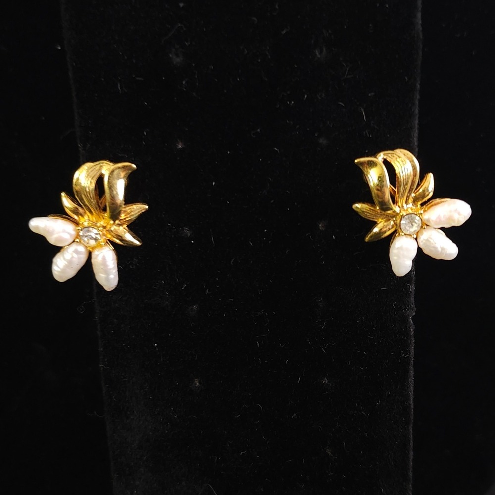 AVON PEARL FLOWER‎ RHINESTONE CLIP ON EARRINGS